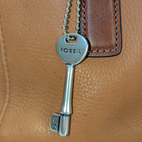 Fossil Y2K leather barrel shoulder bag with key! Clean and beautiful! - Picture 2 of 9